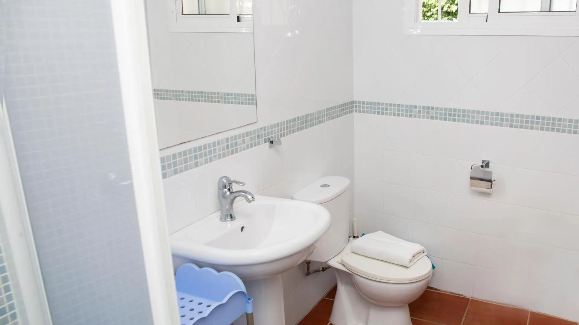 Villa Poniente Roche 0*,